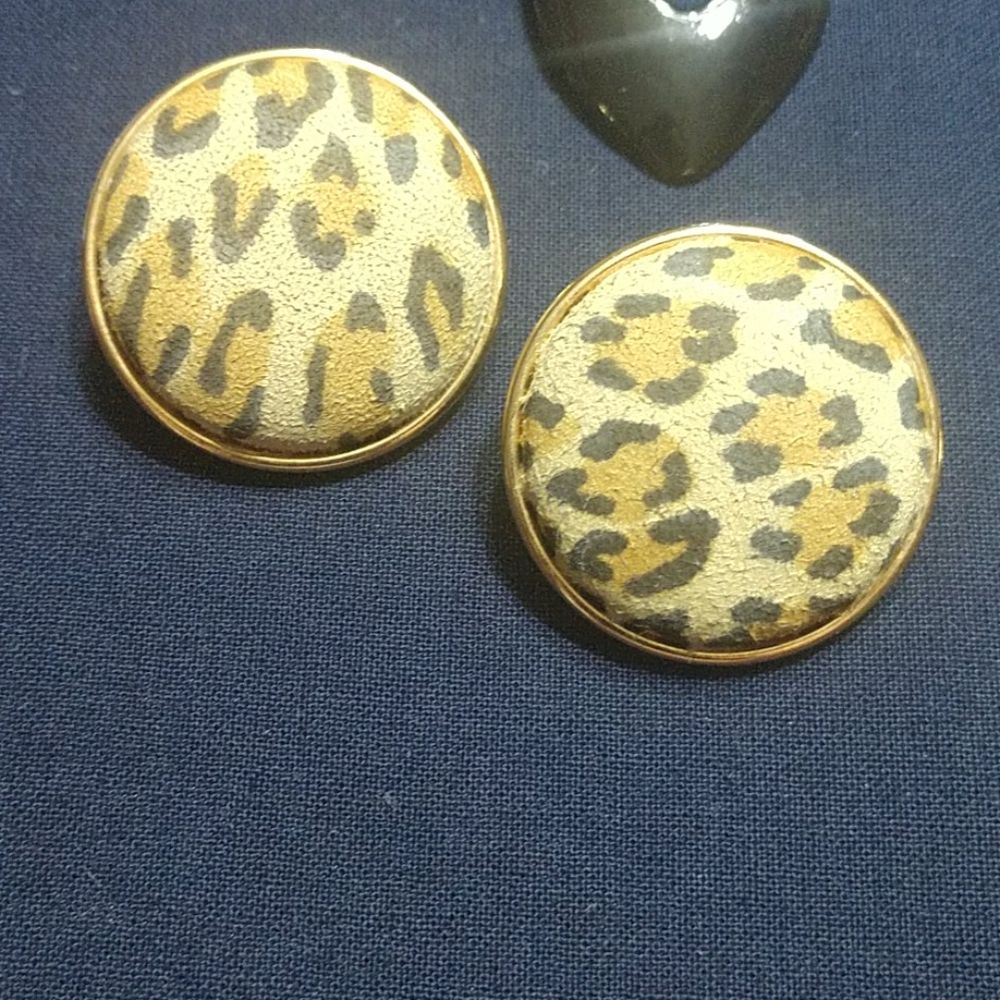 🌲. 4 FOR $20. Necklace, 2 Pair Earrings & 2 Bracelets Animal Print - Picture 3 of 6